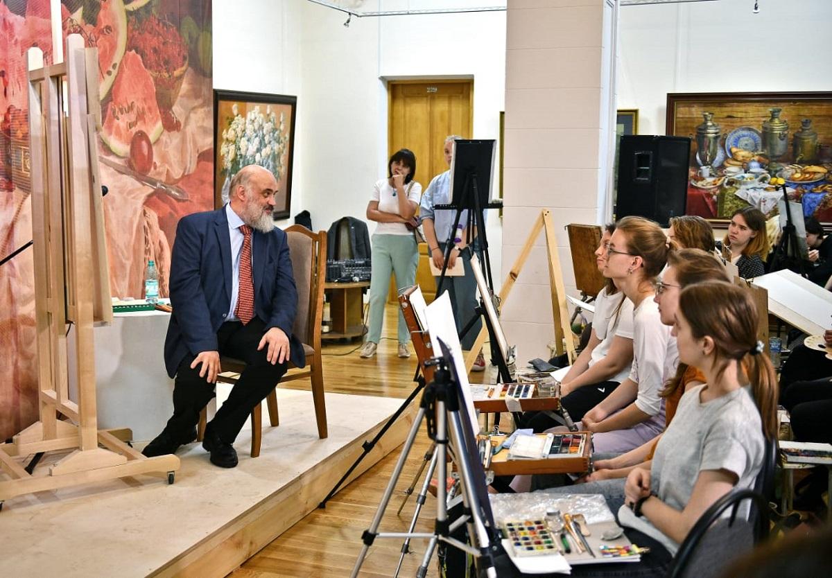 Фото В Художественном музее прошла встреча с народным художником России Сергеем Андриякой 5